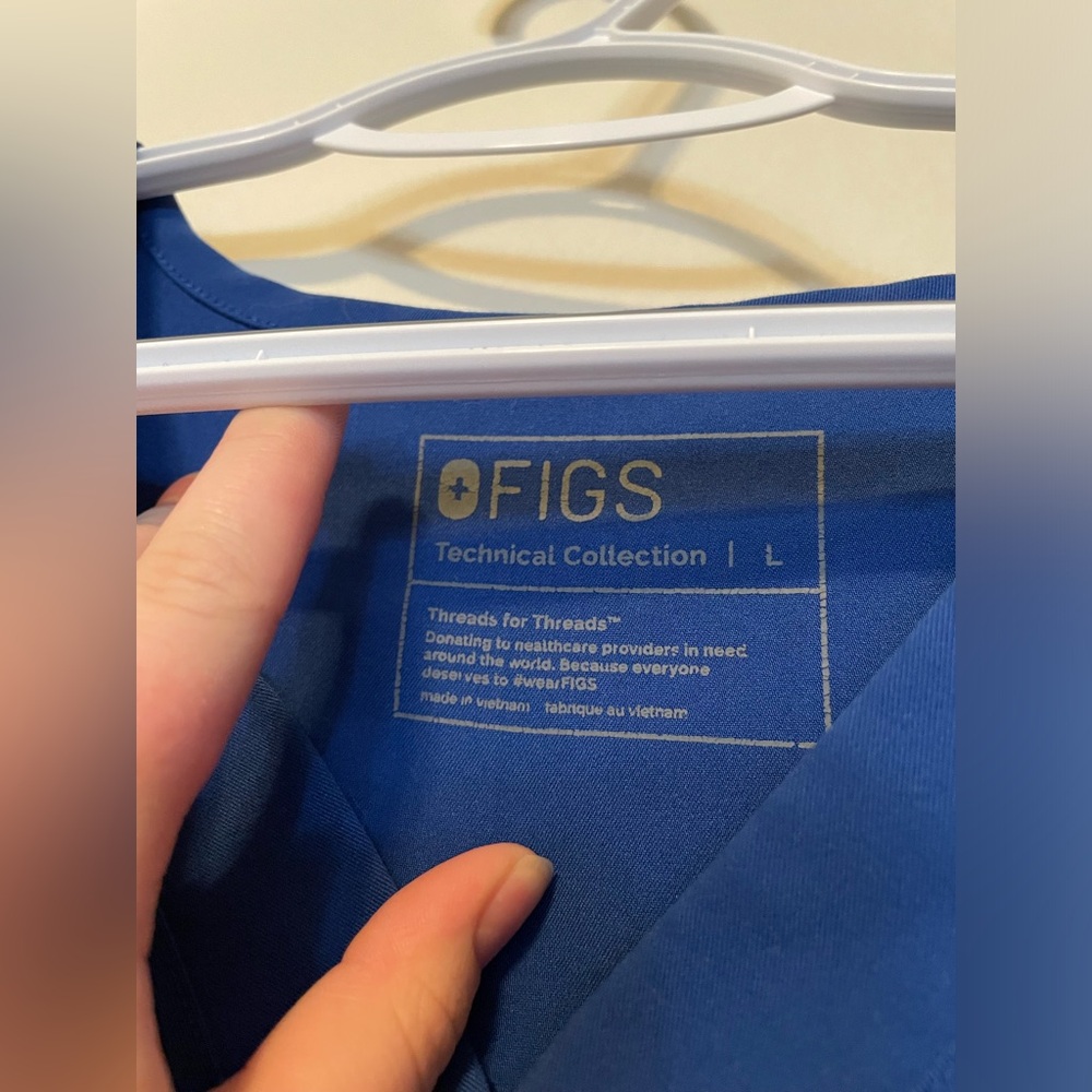Size large FIGS scrub top.